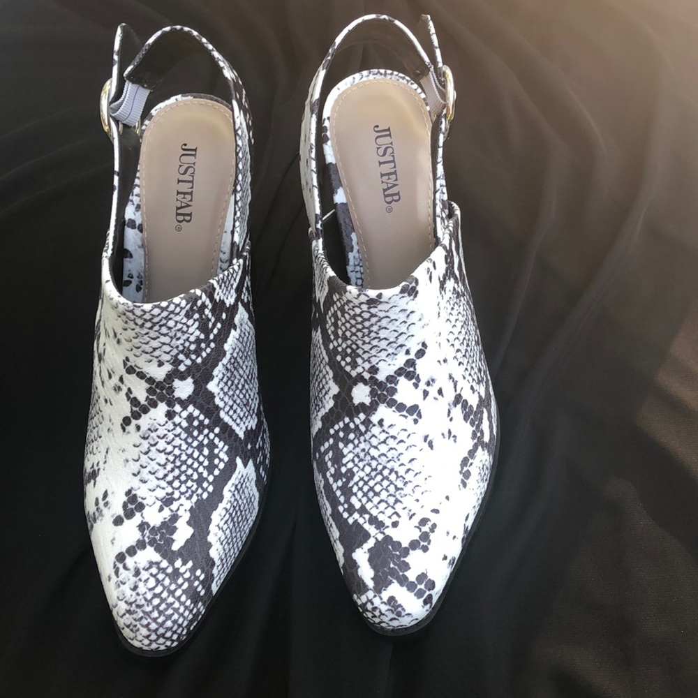 Snake Texture Black & White Sling Back Mule - Picture 2 of 9